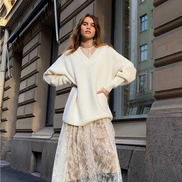 Aritzia Belize Sweater - Picture 1 of 6